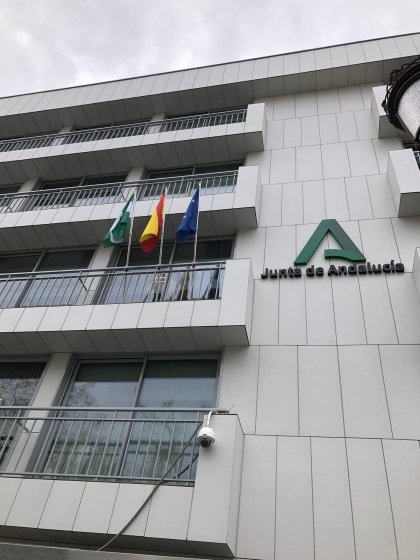 Fabricación de Mástil de acero inoxidable y sus banderas institucionales, para balcón para Junta de Andalucía en Sevilla.