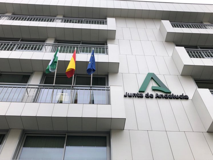 Fabricación de Mástil de acero inoxidable y sus banderas institucionales, para balcón para Junta de Andalucía en Sevilla.