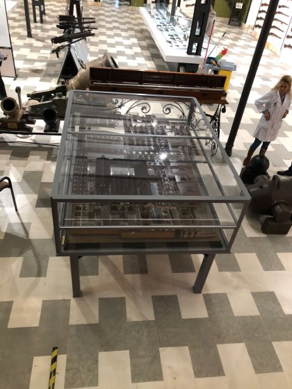 Fabricaci&oacute;n y montaje de urna protectora de maqueta. Realizada en aluminio lacado y frontales de metacrilato con laterales registrable. Museo de Historia Militar de Sevilla.