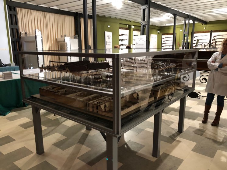 Fabricaci&oacute;n y montaje de urna protectora de maqueta. Realizada en aluminio lacado y frontales de metacrilato con laterales registrable. Museo de Historia Militar de Sevilla.