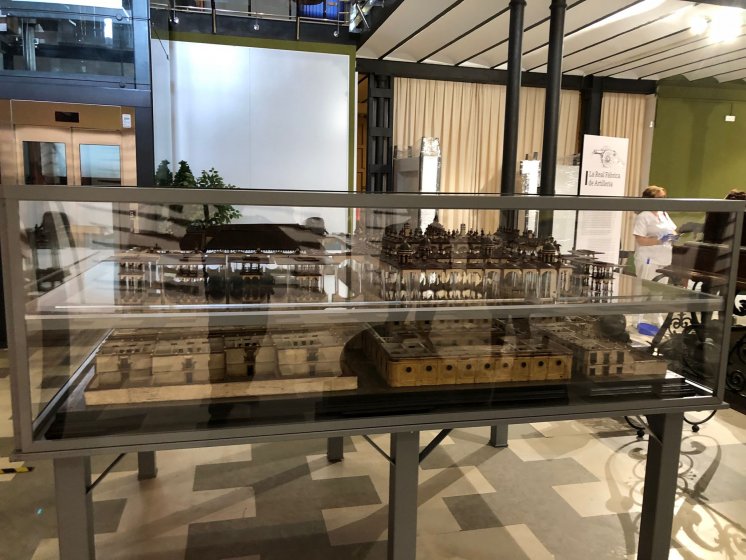 Fabricaci&oacute;n y montaje de urna protectora de maqueta. Realizada en aluminio lacado y frontales de metacrilato con laterales registrable. Museo de Historia Militar de Sevilla.