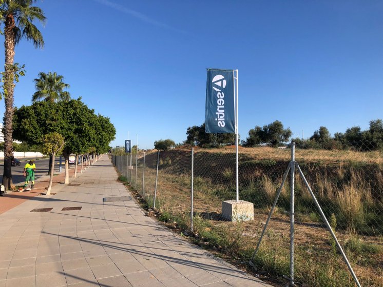 Mástil en aluminio con potencia y banderas. Dado de hormigón. Para Asentis Entrenúcleos Dos Hermanas Sevilla.