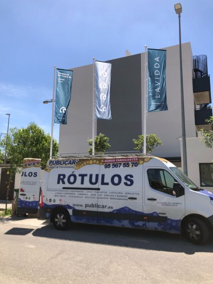 Mástil en fibra de vidrio con potencia y banderas. Dado de hormigón. Para Deacapital en Camas Sevilla.