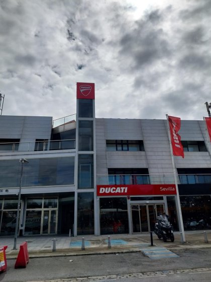 Mástil en fibra de vidrio con potencia y banderas.Ducati Sevilla.