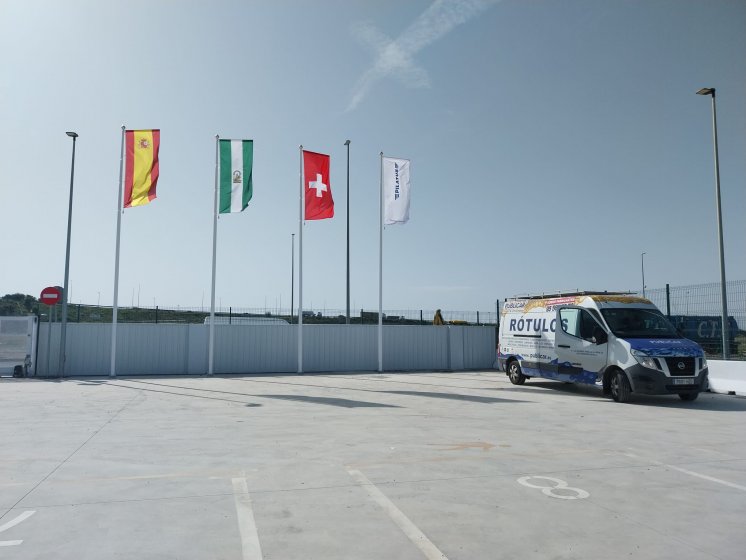 Mástil en fibra de vidrio con potencia y banderas.Pilatus Sevilla.