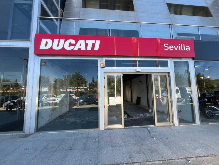 Montaje de rótulo para Ducati Sevilla.