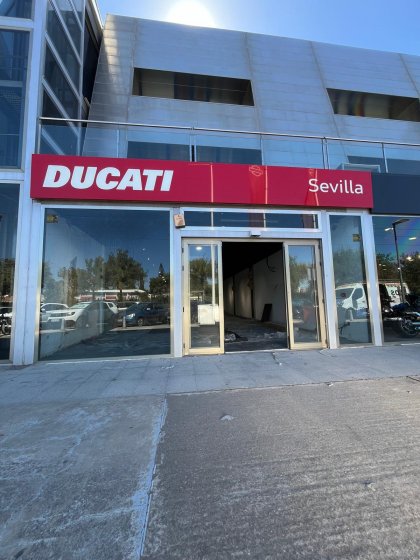 Montaje de rótulo para Ducati Sevilla.