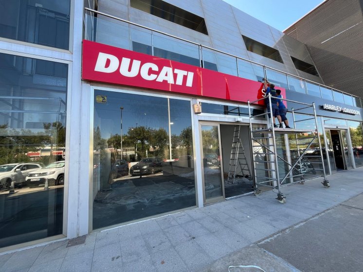 Montaje de rótulo para Ducati Sevilla.