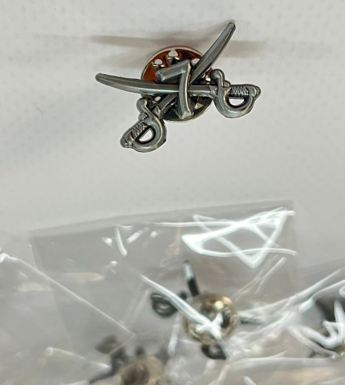 Pin plata envejecida de sables cruzados para la Asociación Sagunto 7 en Sevilla. 