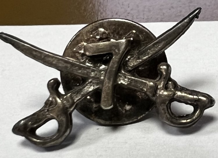 Pin de sables cruzados para la Asociación Sagunto 7 en Sevilla.