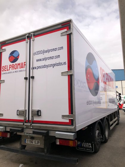 Rotulación de camión en vinilo impreso, laminado UV y recortado para Selpromar en Sevilla.