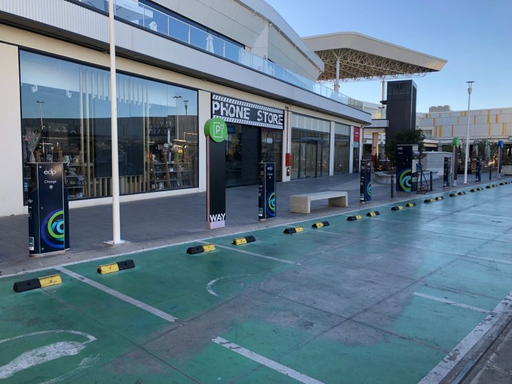 Rotulación de cargadores de vehículos. En Centro Comercial Way de Dos Hermanas Sevilla.