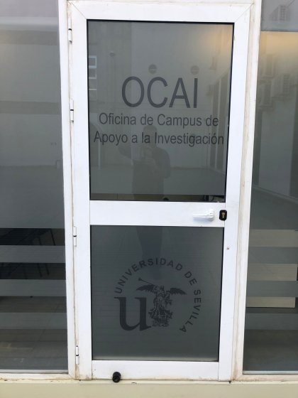 Rotulación de caseta oficina en vinilo ácido para la Universidad de Sevilla.
