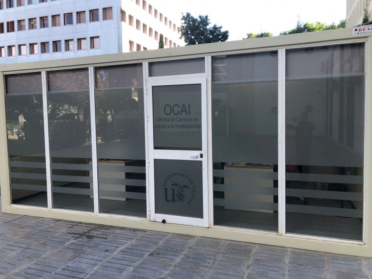 Rotulación de caseta oficina en vinilo ácido para la Universidad de Sevilla.