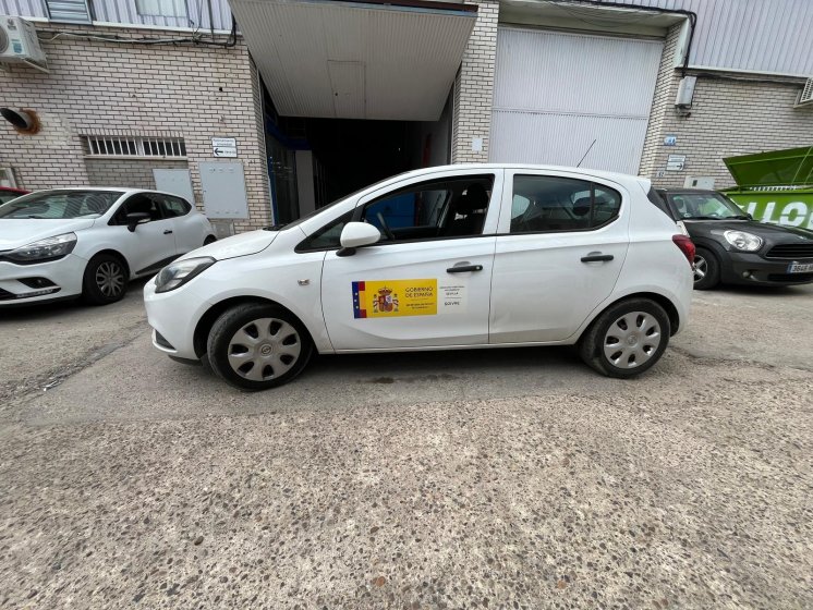Rotulación de coche en impresión digital para La Secretaría de Estado y Comercio Sevilla.