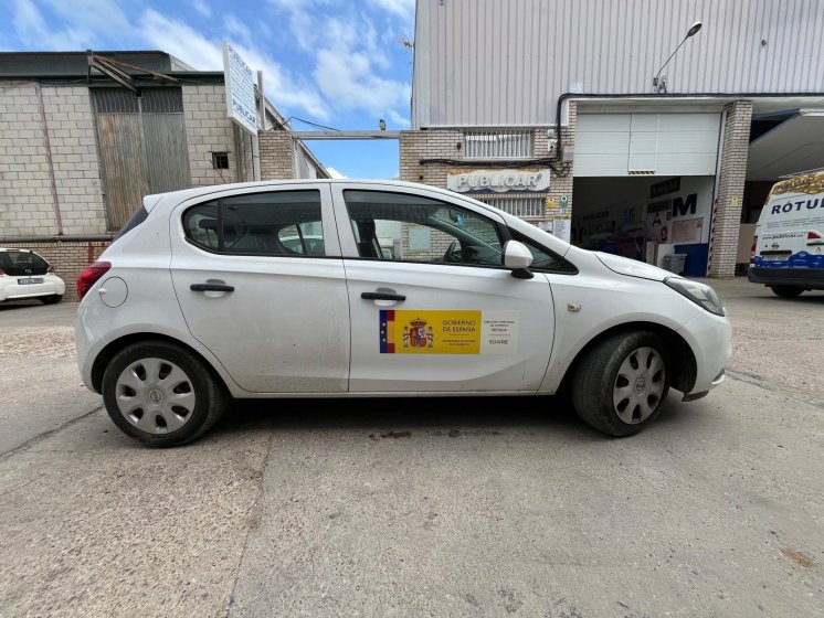 Rotulación de coche en impresión digital para La Secretaría de Estado y Comercio Sevilla.