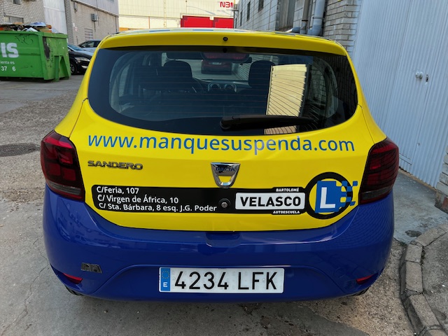 Rotulación de coche en vinilo de corte para Autoescuela Velasco, en Sevilla.