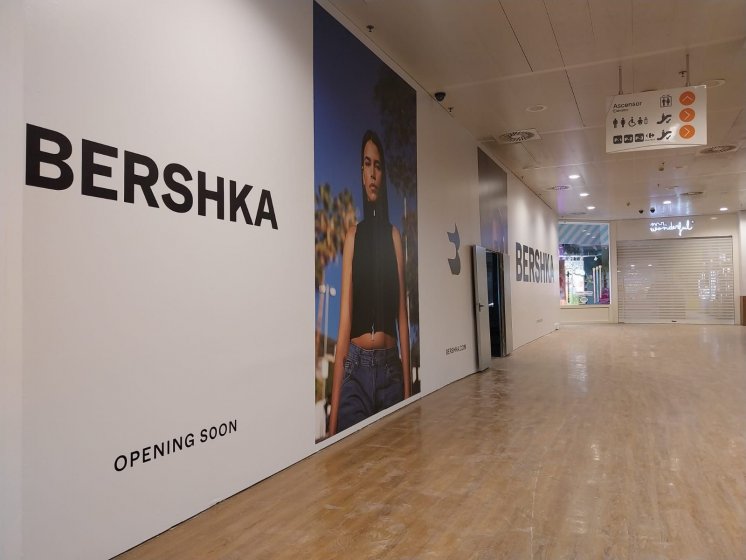 Rotulación decorativa para cierre de obra para Bershka. Centro Comercial Nervión en Sevilla.