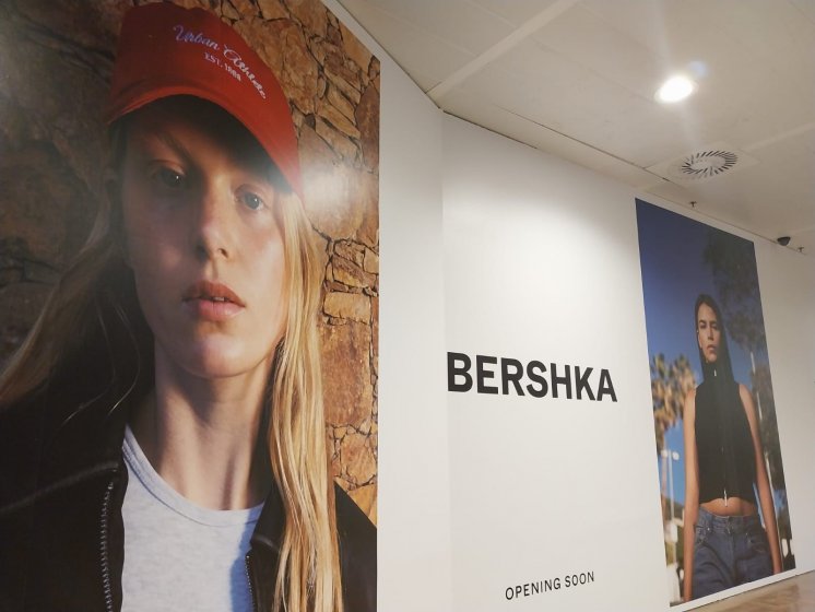 Rotulación decorativa para cierre de obra para Bershka. Centro Comercial Nervión en Sevilla.