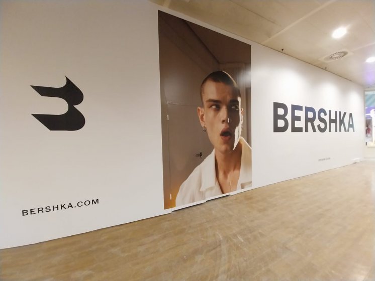 Rotulación decorativa para cierre de obra para Bershka. Centro Comercial Nervión en Sevilla.