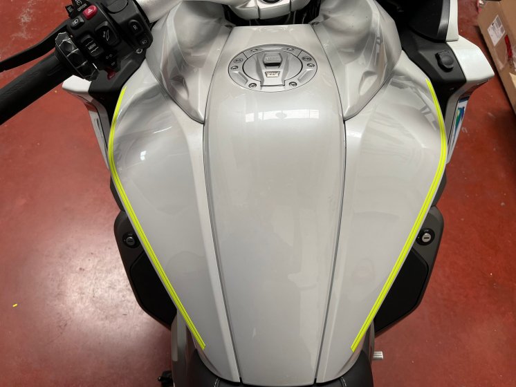 Rotulación diseño personalizado con vinilo amarillo flúo, en moto BMW K1600GTL en Sevilla.