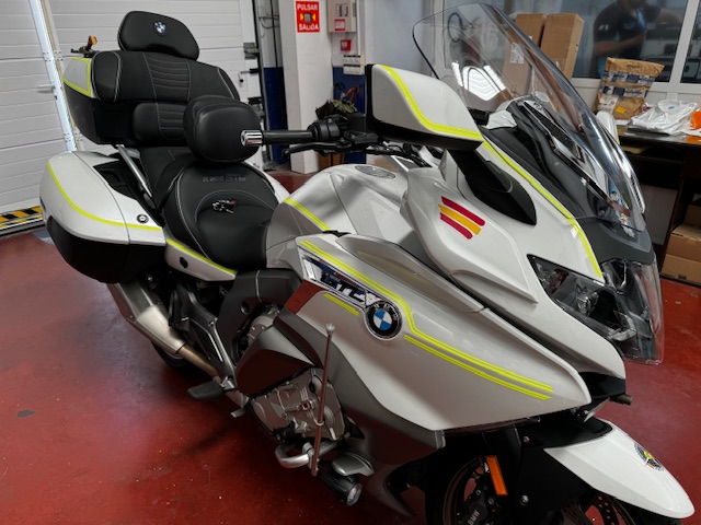 Rotulación diseño personalizado con vinilo amarillo flúor, en moto BMW K1600GTL en Sevilla.