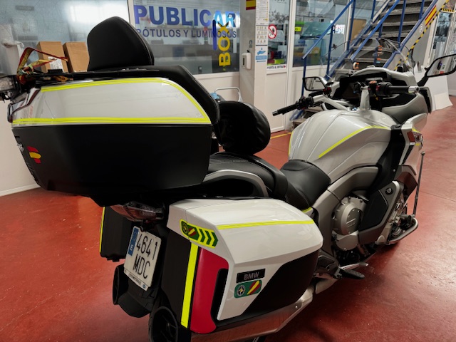 Rotulación diseño personalizado con vinilo amarillo flúor, en moto BMW K1600GTL en Sevilla.