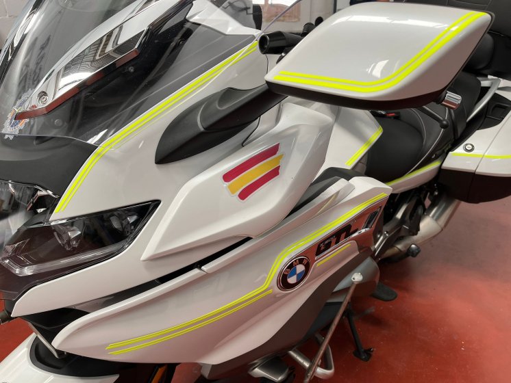 Rotulación diseño personalizado con vinilo amarillo flúor, en moto BMW K1600GTL en Sevilla.