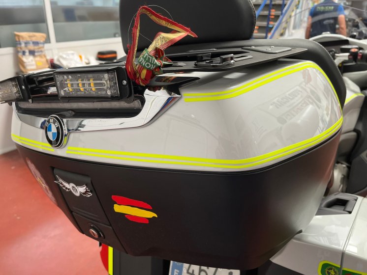 Rotulación diseño personalizado con vinilo amarillo flúor, en moto BMW K1600GTL en Sevilla.
