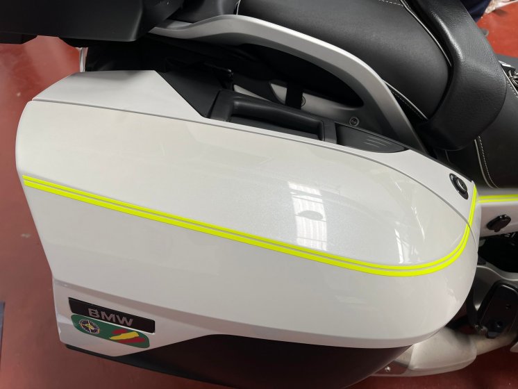 Rotulación diseño personalizado con vinilo amarillo flúor, en moto BMW K1600GTL en Sevilla.