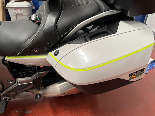 Rotulación diseño personalizado con vinilo amarillo flúor, en moto BMW K1600GTL en Sevilla.