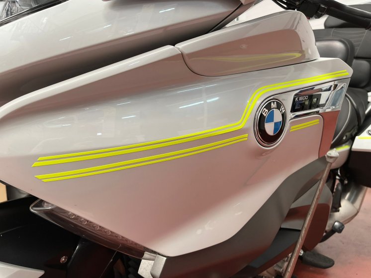 Rotulación diseño personalizado con vinilo amarillo flúor, en moto BMW K1600GTL en Sevilla.