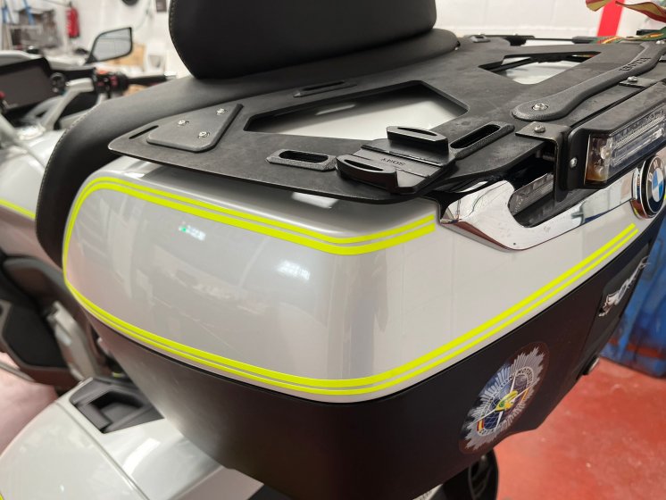 Rotulación diseño personalizado con vinilo amarillo flúor, en moto BMW K1600GTL en Sevilla.