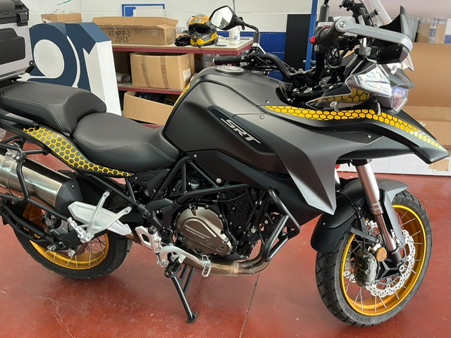 Rotulación diseño personalizado con vinilo fundido, en moto QJ SRT 700 en Sevilla.