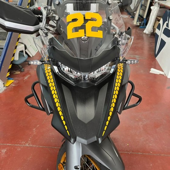 Rotulación diseño personalizado con vinilo fundido, en moto QJ SRT 700 en Sevilla.