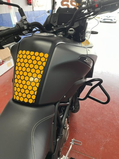 Rotulación diseño personalizado con vinilo fundido, en moto QJ SRT 700 en Sevilla.