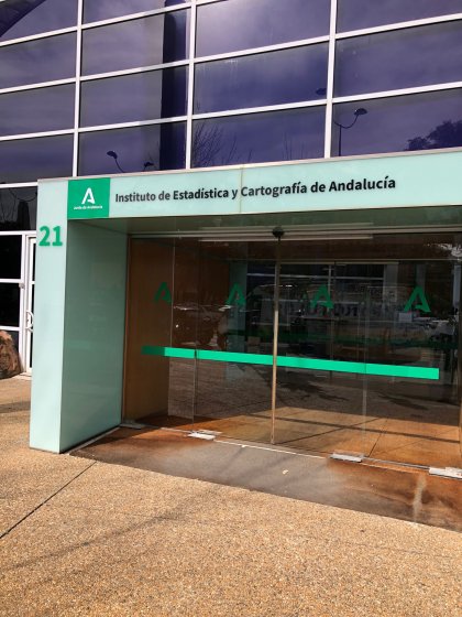 Rotulación de frente para la Junta de Andalucía en Sevilla.