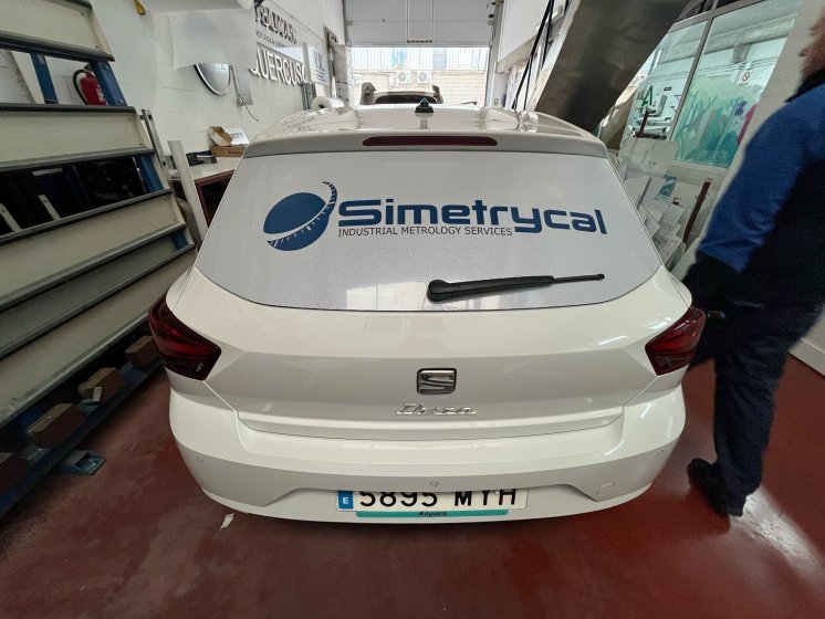 Rotulación de Furgoneta en vinilo de corte y vinilo microperforado homologado para ITV. Para Simetrycal en Sevilla.