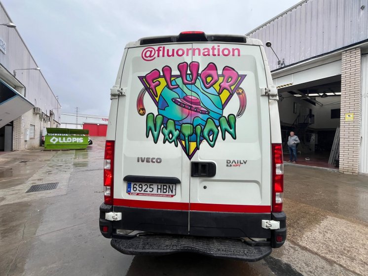 Rotulación de Furgoneta en vinilo fundido en impresión digital para Fluor nation Sevilla.