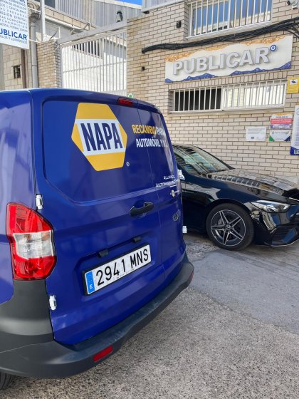 Rotulación de Furgoneta en vinilo fundido para Lausan Sevilla.