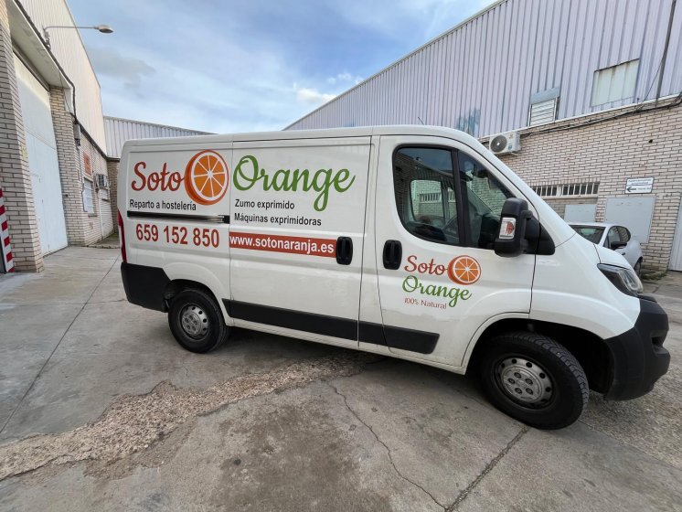 Rotulación de Furgoneta en vinilo polimércio impreso y laminado. Para Soto Orange Dos Hermanas Sevilla.