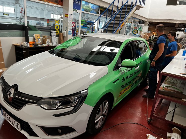 Rotulación integral de Renault Megan con vinilos fundidos. Sevilla.