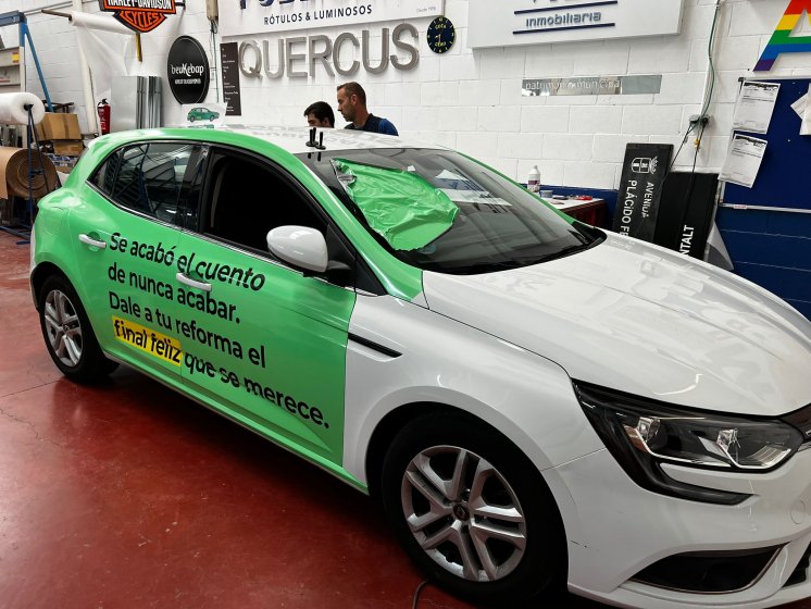 Rotulación integral de Renault Megan con vinilos fundidos. Sevilla.