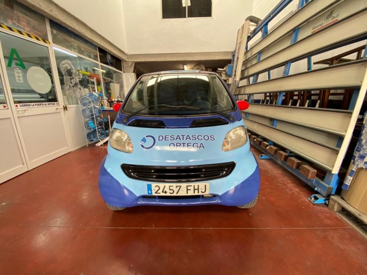 Rotulación integral de Smart con vinilos fundidos en impresión digital. Para Desatascos Ortega Sevilla