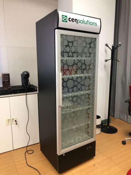 Rotulaci&oacute;n personalizada de vitrina frigor&iacute;fico para Cens Soluti&oacute;n en Dos Hermanas Sevilla.