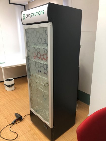 Rotulaci&oacute;n personalizada de vitrina frigor&iacute;fico para Cens Soluti&oacute;n en Dos Hermanas Sevilla.