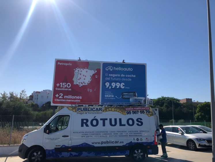 Rotulación de valla Petroprix. Sevilla.