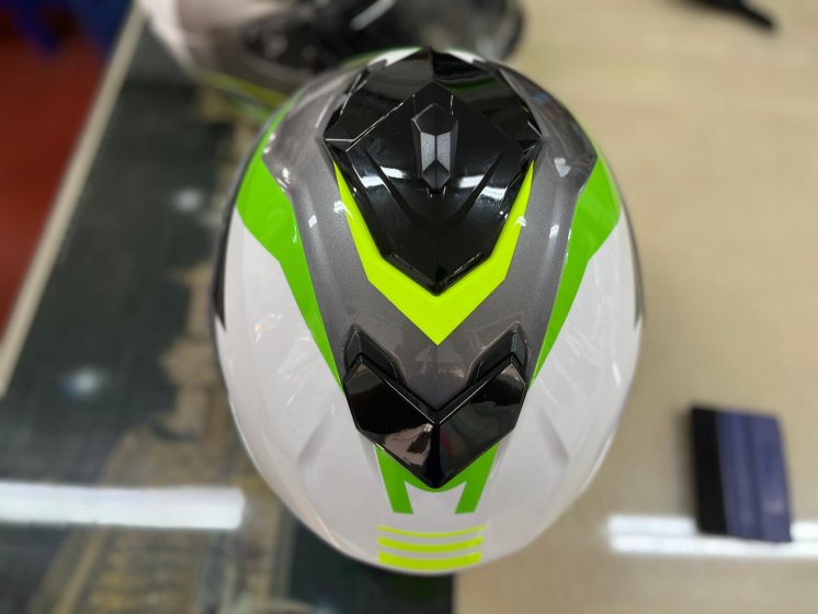 Rotulación en vinilo de casco de moto en Sevilla.
