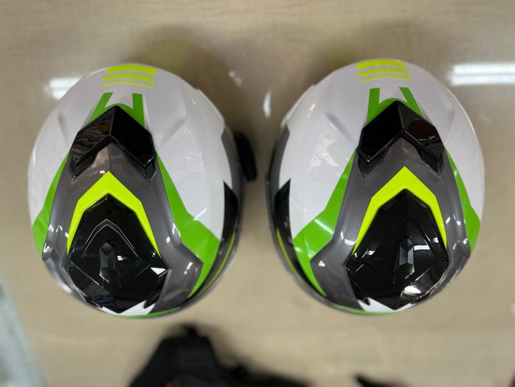 Rotulación en vinilo de casco de moto en Sevilla.