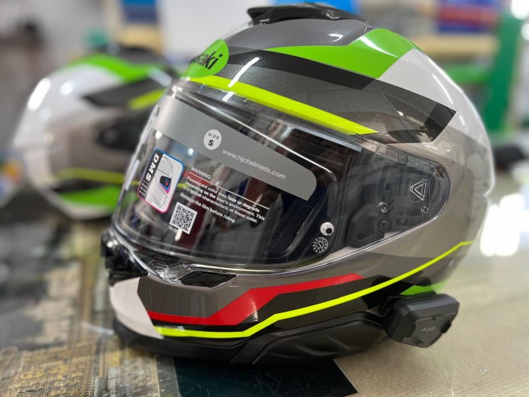 Rotulación en vinilo de casco de moto en Sevilla.